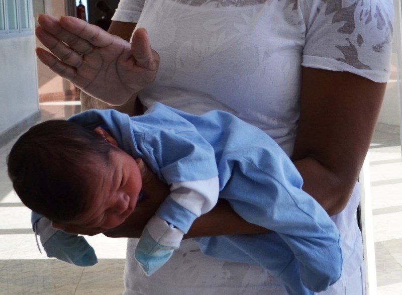 Novas orientações sobre desengasgo infantil: saiba como agir de forma segura com seu filho