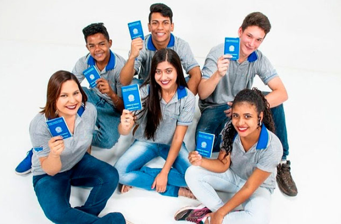 Pedir demissão vira tendência no Brasil: jovens e mulheres puxam movimento por autonomia e flexibilidade