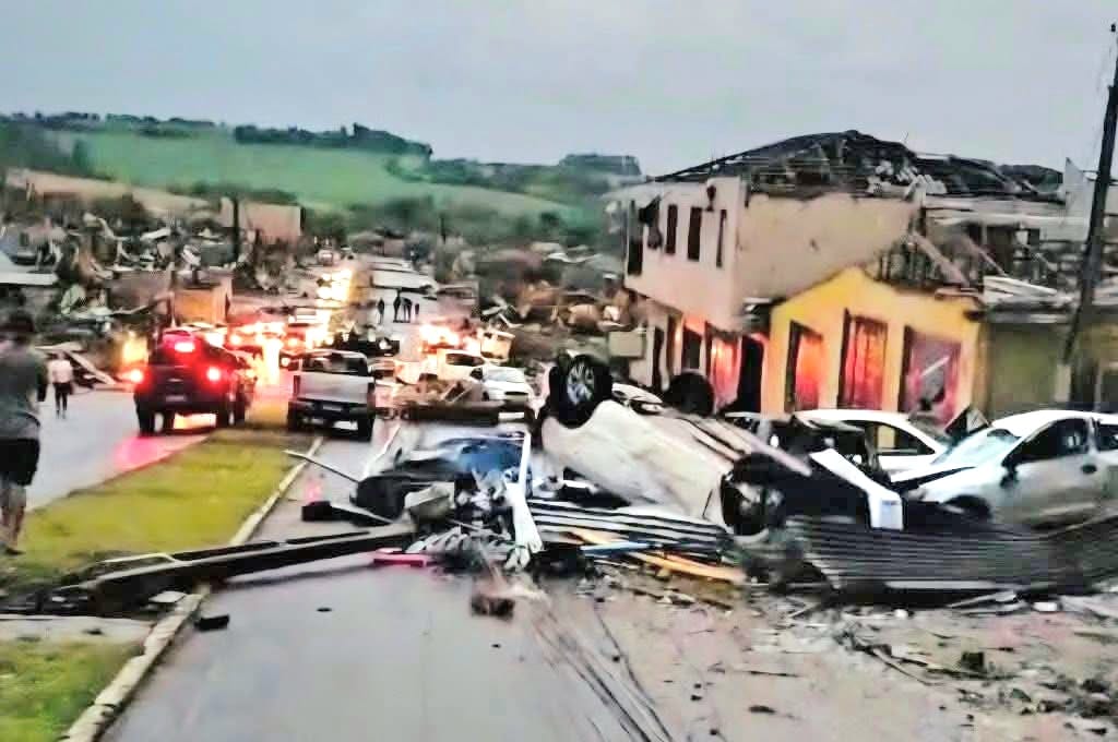 Tornado causa destruição e deixa 5 mortos e mais de 400 feridos no Paraná