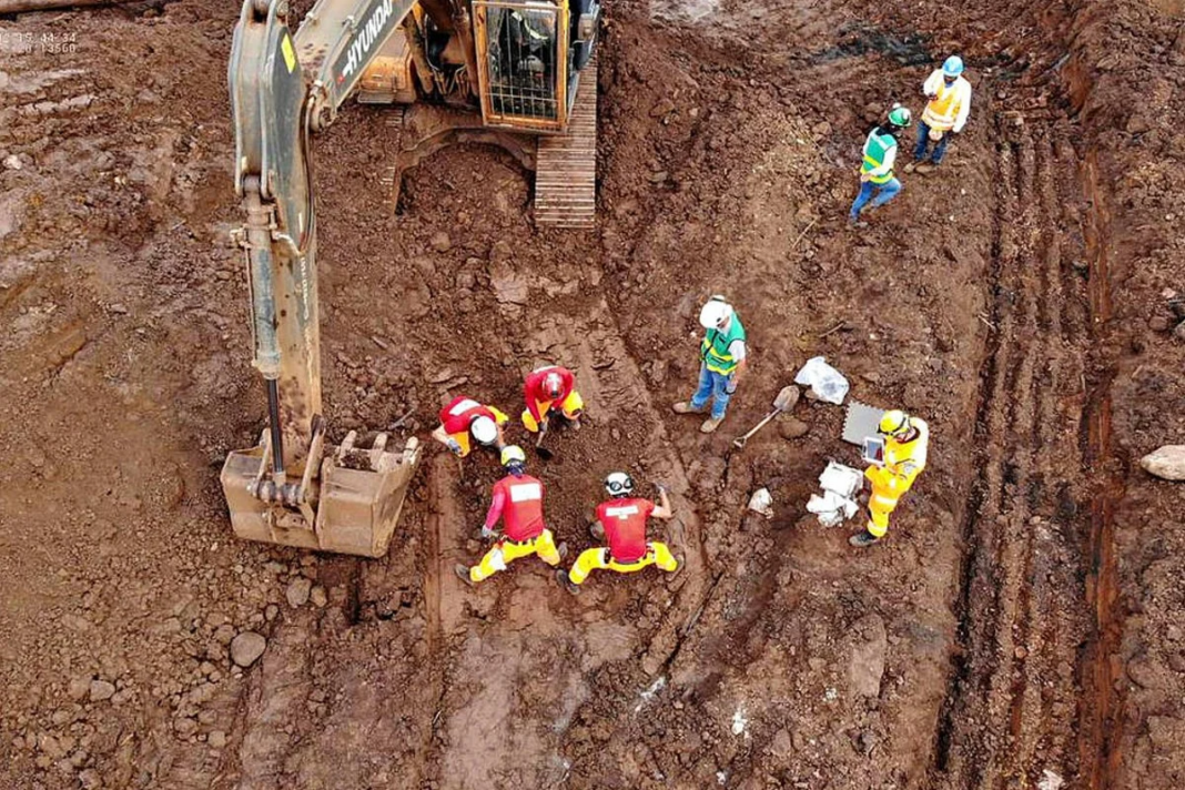 Sete anos após Brumadinho, Bombeiros encerram buscas por vítimas; duas pessoas seguem desaparecidas