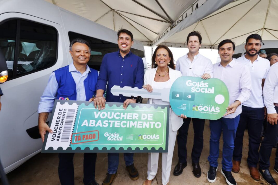 Governo de Goiás entrega 246 vans e fortalece assistência social em todos os municípios