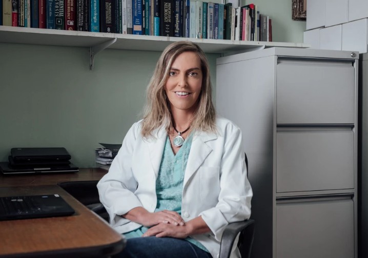 É nossa! Cientista brasileira desenvolve substância que pode fazer paraplégicos voltarem a andar